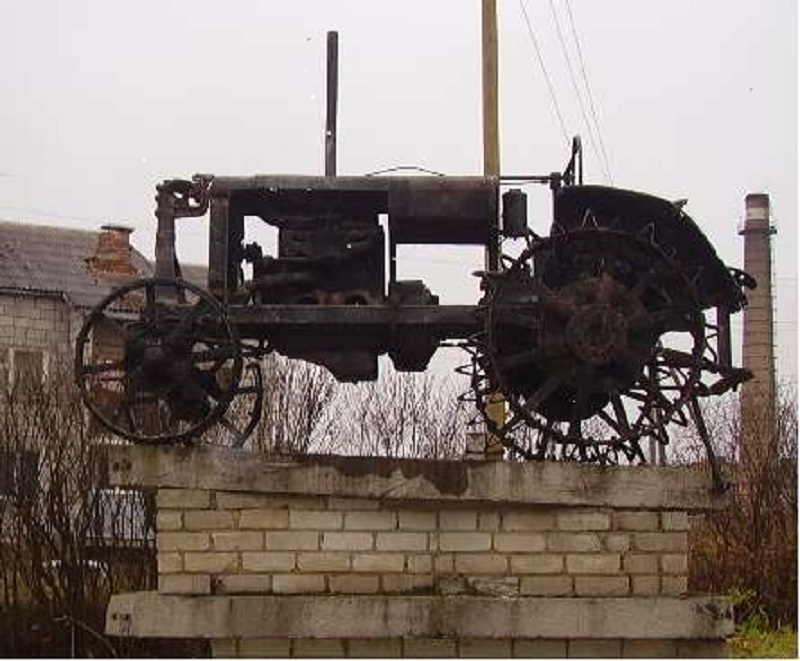Памятник Первому  трактору